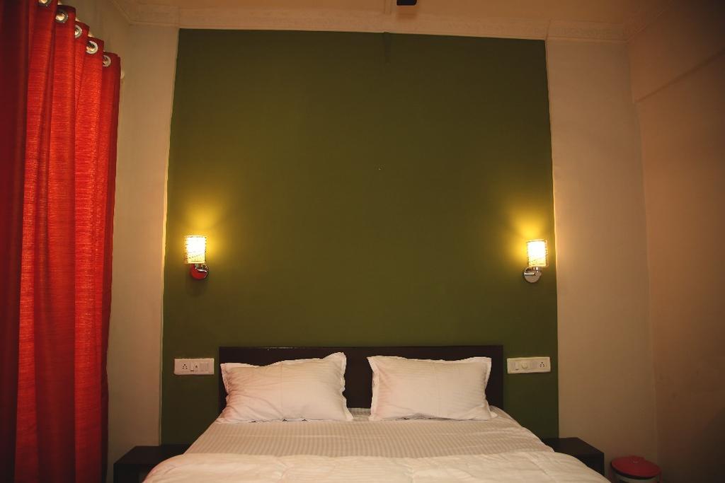 Elite Inn Лонавала Екстериор снимка