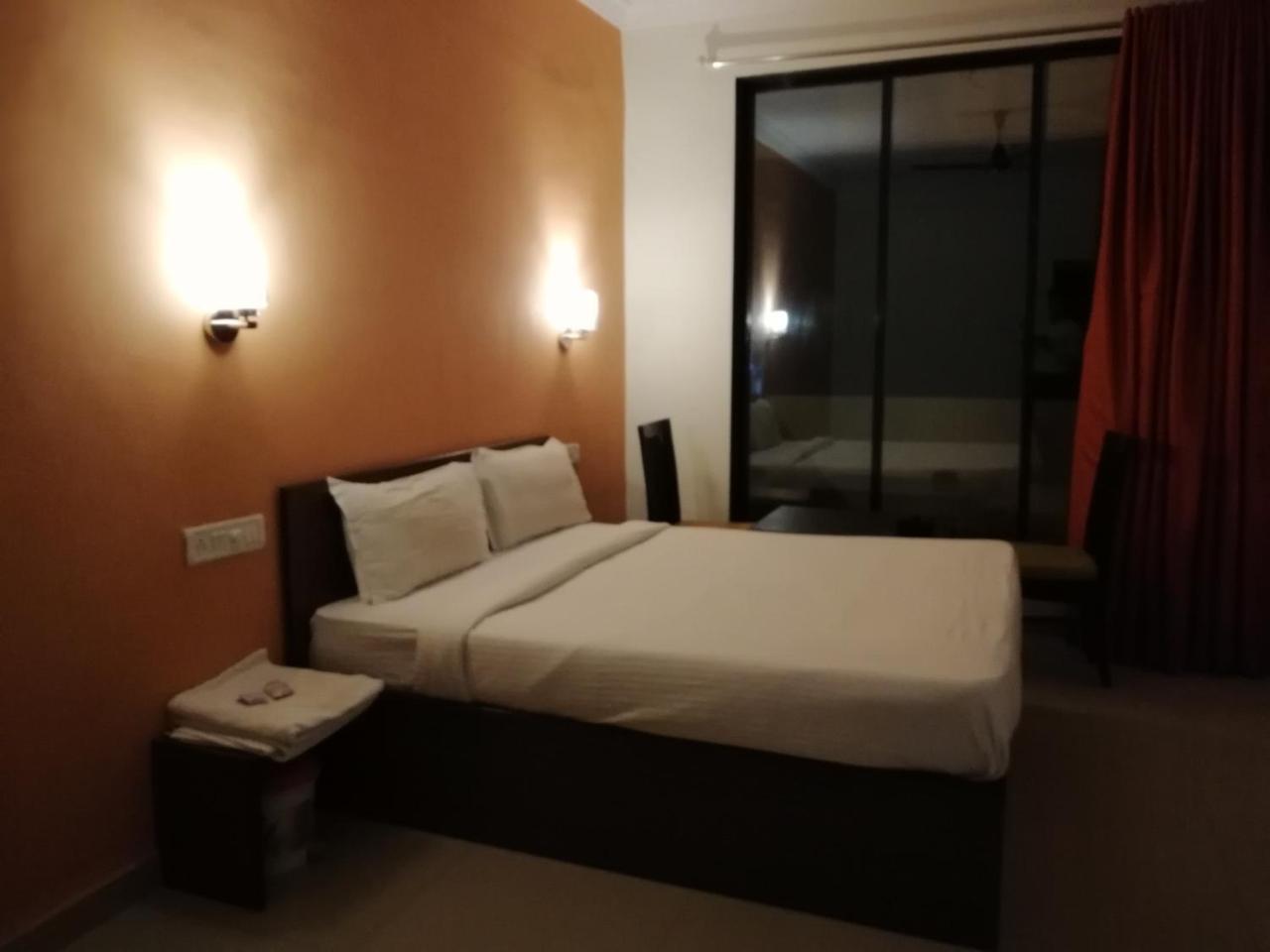 Elite Inn Лонавала Екстериор снимка