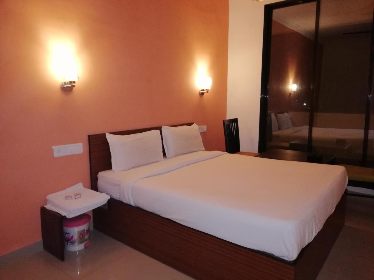 Elite Inn Лонавала Екстериор снимка