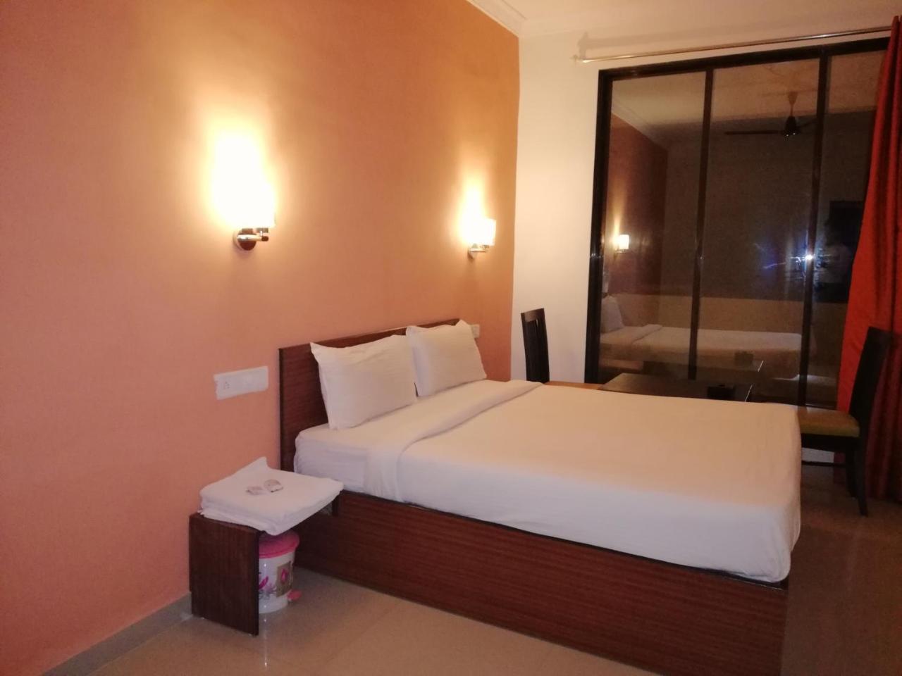 Elite Inn Лонавала Екстериор снимка