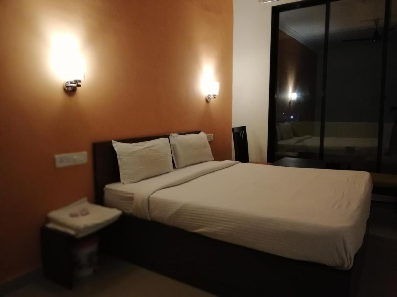 Elite Inn Лонавала Екстериор снимка