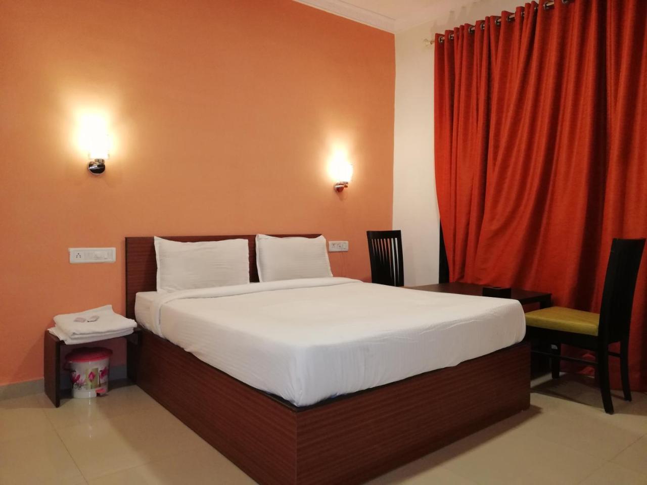 Elite Inn Лонавала Екстериор снимка