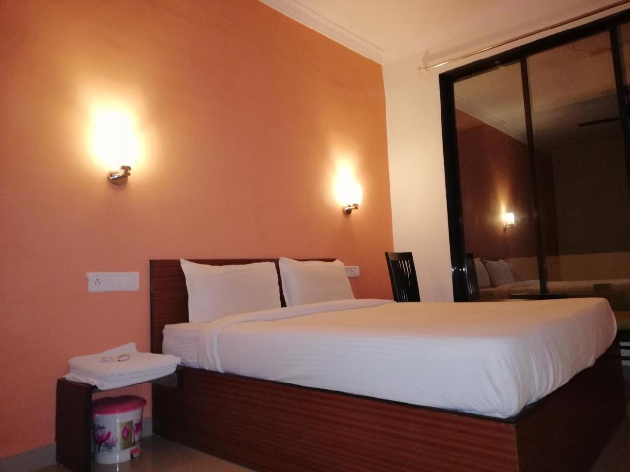 Elite Inn Лонавала Екстериор снимка